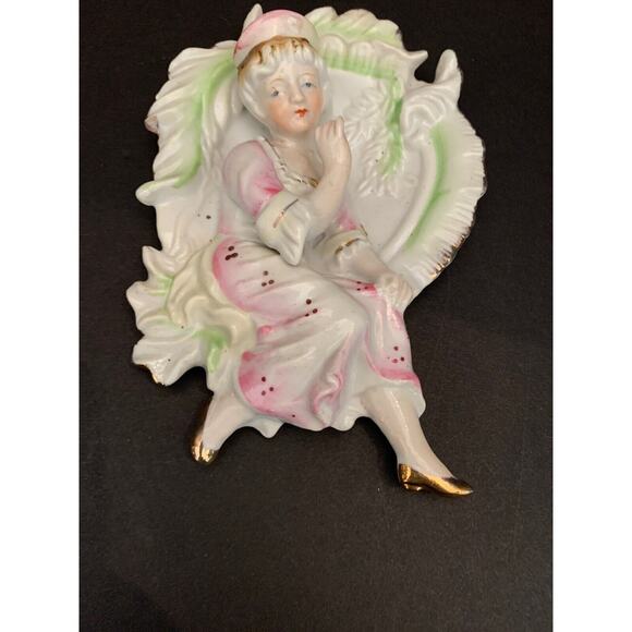 Vintage Thames Japan Wall Plaque Hanging 8075 Girl Woman Sitting 7"h x 5"w - Picture 2 of 8